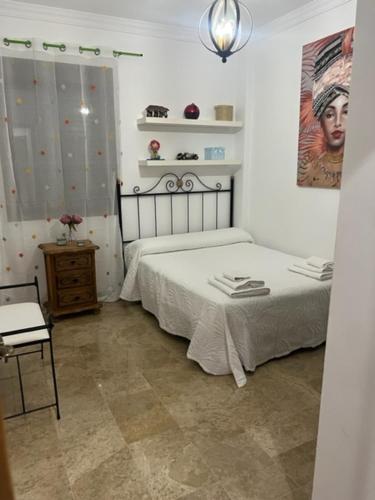 奥尔纳丘埃洛斯Alojamiento las Delicias的卧室配有1张床、1张桌子和1把椅子