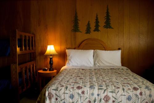 温德姆Jimmy OConnor's Windham Mtn Inn的一间卧室配有一张木墙床