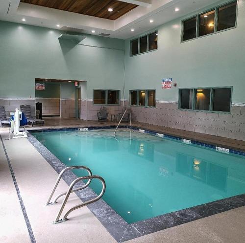 派托普湖畔GreenTree Inn & Suites Pinetop的大楼内的大型游泳池