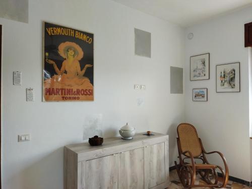 维韦罗内Appartamento doppi bagni sei posti letto的墙上有海报和椅子的房间