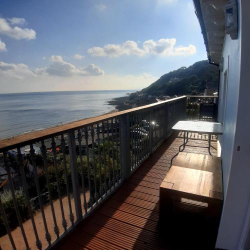 文特诺Kaia Penthouse, waking up to the sound and smell of the ocean的阳台设有长凳,享有海景。