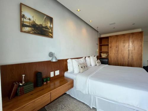 里约热内卢Pousada Rio144的卧室配有一张白色大床