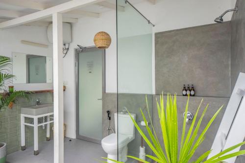 阿杭格默Global Surf Lodge Kabalana的带淋浴、卫生间和盥洗盆的浴室