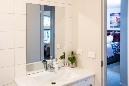 CanadianLake Esmond Place的一间带水槽和镜子的浴室