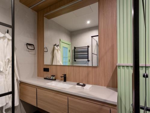 休钦斯克Дом у озера的一间带水槽和镜子的浴室