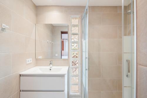 卡拉桑塔尼Villa Rosa的一间带水槽和镜子的浴室