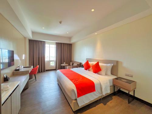 达沃市Acacia Hotel Davao的酒店客房设有一张大床和一间浴室。