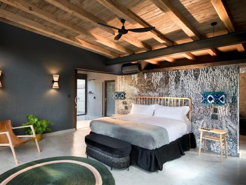 兰斯堡Mbazo Safaris的一间卧室设有一张大床和木制天花板
