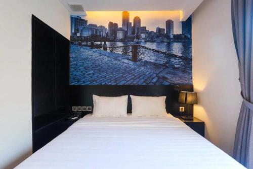 胡志明市DAISY HOTEL的一间卧室配有一张享有城市照片的床
