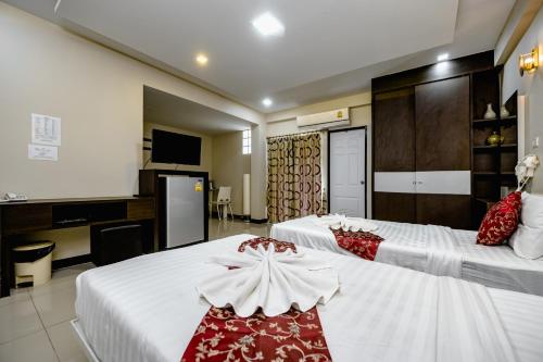 莱卡邦黄金机场套房酒店的酒店客房带两张床和厨房