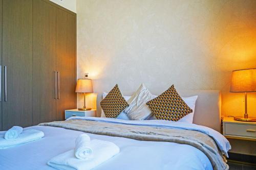 迪拜Modern Urban 3 bedroom apartment Dubai Creek Harbour的酒店客房,配有两张带毛巾的床