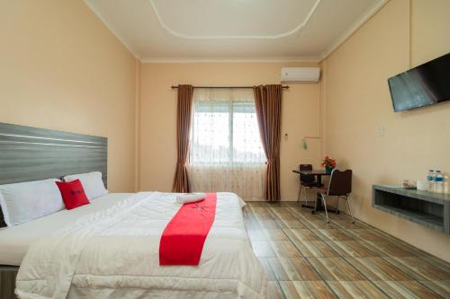 先达RedDoorz @ Pematangsiantar的酒店客房设有床和窗户。