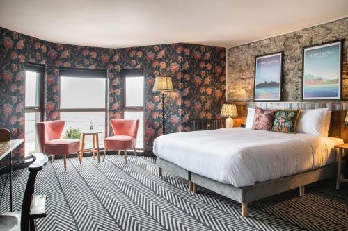 纽卡斯尔Avoca Hotel的一间卧室配有一张床和花卉壁纸