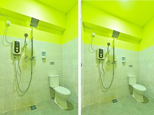 Kampung RajaOYO 90551 Zn Mix Homestay & Roomstay的一间带两个卫生间和淋浴的浴室