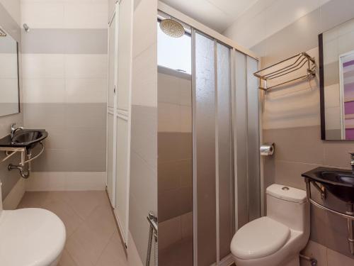 马六甲Sunshine Inn的浴室配有卫生间、盥洗盆和淋浴。