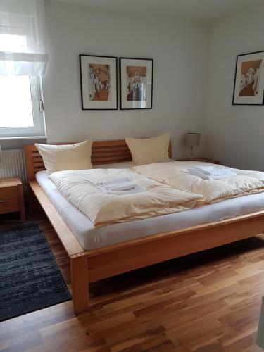 特里尔Villa Feyen in Trier的卧室内的一张大床,配有木架