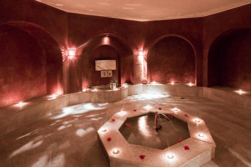 迦玛特突尼斯瑞思登斯度假村的客房内设有带灯的热水浴池