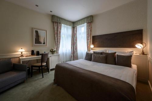 弗尔赫拉比Hotel Zelená Marina的酒店客房设有一张大床和一张书桌。