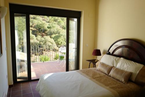 阿拉哈尔Casa Antonio的一间卧室设有一张床和一个滑动玻璃门