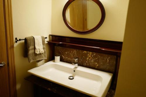 阿拉哈尔Casa Antonio的浴室设有白色水槽和镜子