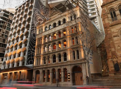 悉尼The Porter House Hotel Sydney - MGallery的城市街道拐角处的建筑物