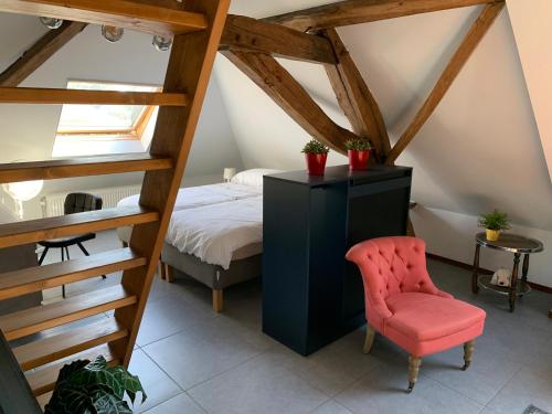 伦德't Brouwershuis的一间卧室配有一张床、一张桌子和一把椅子