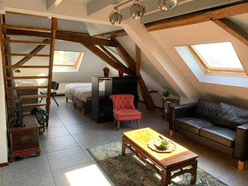 伦德't Brouwershuis的客厅配有高架床和沙发