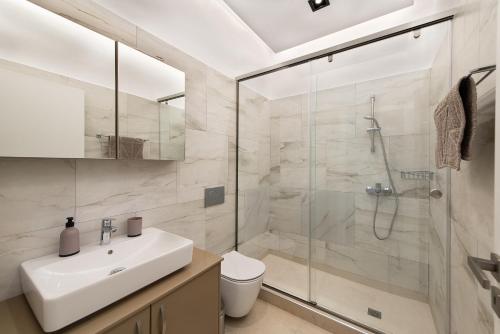 科林比亚Kimia Luxury Apartments的带淋浴、盥洗盆和卫生间的浴室