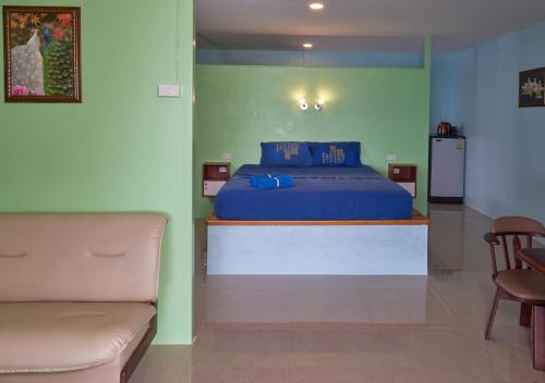 象岛大象湾度假村的一间卧室配有蓝色的床和沙发