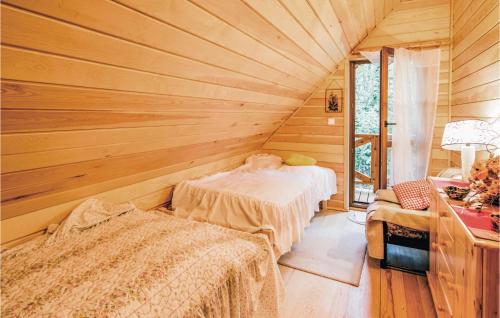 Olsztyn - Siła2 Bedroom Lovely Home In Gietrzwald的木房内设有两张床的房间