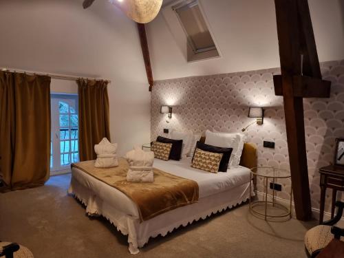 科利豪特根特庄园酒店的一间卧室,卧室内配有一张大床