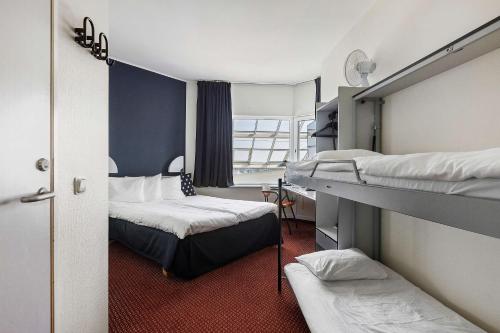 厄勒布鲁厄勒布鲁欧洲贝斯特韦斯特酒店的小房间设有两张床和窗户