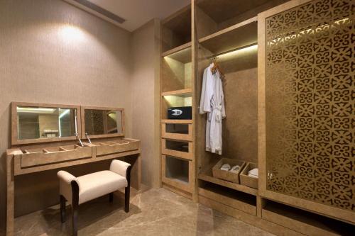巴淡岛中心潘比尔贝斯特韦斯特优质酒店的更衣室配有梳妆台和镜子