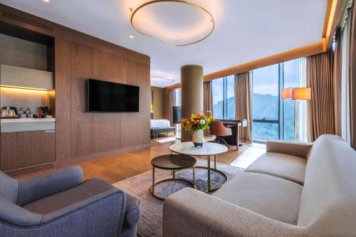伊斯坦布尔Radisson Collection Hotel, Vadistanbul的客厅配有两张沙发和一台电视机