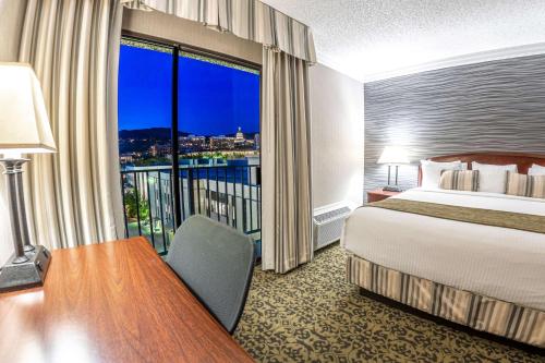 盐湖城Salt Lake Plaza Hotel SureStay Collection by Best Western的酒店客房设有一张床和一个大窗户
