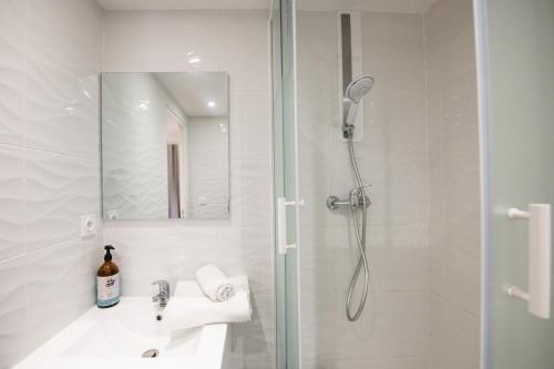 里昂Le Chavannes -Ecrin élégant & Cosy - Pentes de la Croix Rousse的带淋浴和盥洗盆的白色浴室