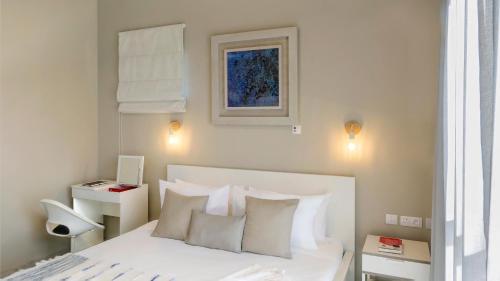 MokaRoyal Green Wellness Resort的一间卧室配有带白色床单和枕头的床。
