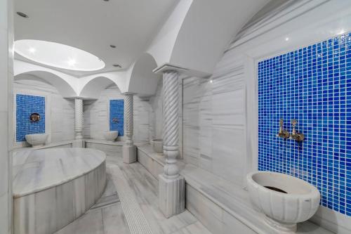 凯里尼亚Savoy Hotel Spa & Casino的白色的浴室设有浴缸和卫生间。