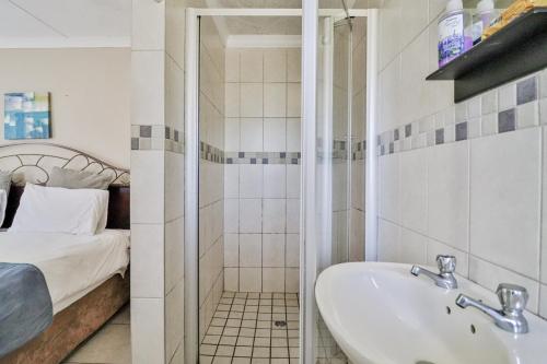 圣卢西亚St Lucia Safari Lodge Holiday Home的带浴缸、水槽和床的浴室
