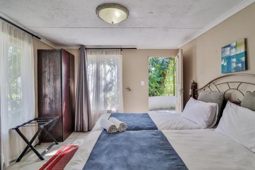 圣卢西亚St Lucia Safari Lodge Holiday Home的一间卧室设有一张大床和一个窗户。