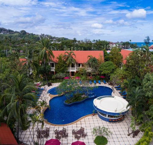 芭东海滩Phuket Leelavadee Hua Ting Resort的享有带游泳池的度假村的空中景致