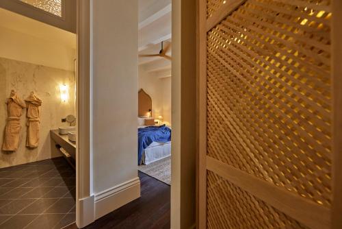 马略卡岛帕尔马Puro Grand Hotel的浴室设有通往卧室的门。