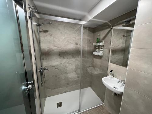 卢塞纳Apartment Lucena Park的带淋浴和盥洗盆的浴室