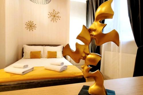 布加勒斯特Historical Center by 4EL的酒店客房,配有一张带金色雕塑的床
