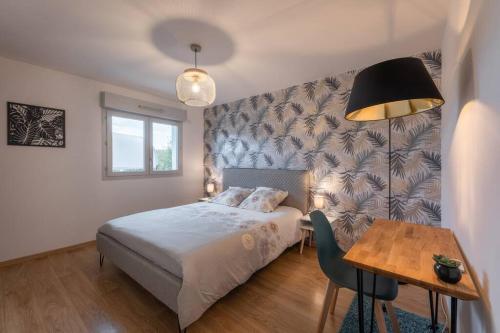 GroisyCabana & La Terrasse du Parmelan proche Annecy的一间卧室配有一张床、一张桌子和一张桌子。
