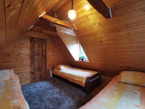 SędziszowaWspaniały Zakątek的小木屋内带两张床的房间