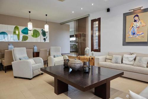 拉耶斯Villa Alcotán Layos by Toledo AP的客厅配有沙发和桌子