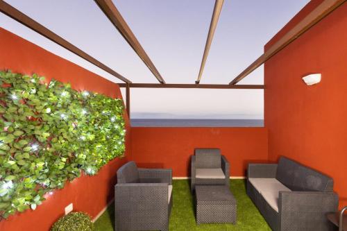 圭马尔港Home2Book Sea Front Duplex Terrace Pool的一间房间,配有两把椅子和植物