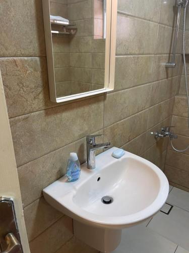 安曼A Luxury 2 Bedroom With a perfect location in Sweifiyeh的浴室设有白色水槽和镜子