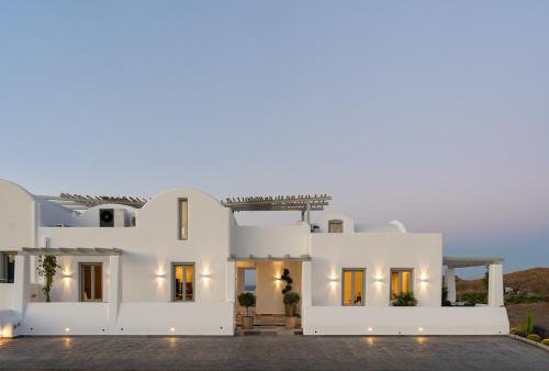 莫诺利索斯Aegean Diamonds Luxury Suites的白色别墅,拥有明亮的外墙